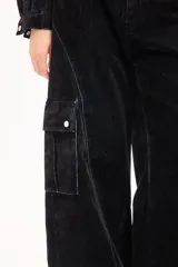 Pantalón cargo de tiro medio, confeccionado en terciopelo negro, con corte holgado y bolsillos laterales con solapa.
