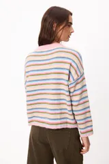 Sweater de punto con diseño de rayas horizontales multicolores en tonos marrón, verde, rosa y amarillo. Presenta cuello redondo, mangas largas y corte holgado.