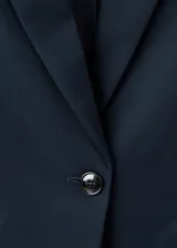 Blazer entallado color azul marino, con cuello pico con solapa, bolsillos de solapa en la parte delantera y cierre de botones.