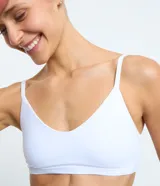 Top deportivo negro, tipo bralette, con escote en V y tirantes finos ajustables.