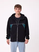 Campera de polar con cierre frontal, capucha ajustable y diseño con cortes en color verde petróleo. Cuenta con el logo de la marca bordado en el pecho.