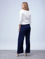 Pantalón de vestir de pierna ancha color marrón, marca Zac & Rachel. Presenta pretina ancha con aplique de botones y bolsillos simulados con tachas.