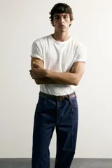 Jeans relaxed fit de tiro medio, confeccionados en denim de algodón con efecto ligeramente lavado. Presentan perneras rectas con raya de planchado, diseño de cinco bolsillos y cierre frontal con cremallera y botón.