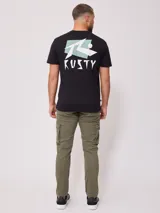 Remera de manga corta color blanco con estampado gráfico en la espalda que incluye el logo de la marca en negro sobre un fondo rectangular lila.
