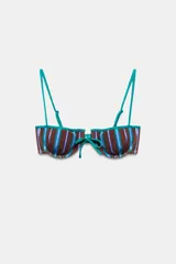 Top de bikini con aros y escote recto, con diseño a rayas en tonos marrón, celeste y verde. Cuenta con tirantes finos ajustables en color verde, cierre frontal con lazada y forro interior.
