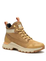 Bota híbrida Caterpillar modelo Colorado Sneaker, de diseño impermeable con parte superior en cuero nobuk y ante color arena. Presenta cordones al tono, detalles en malla, tiradores en el talón y lengüeta, y una suela robusta de goma con entresuela de EVA para mayor amortiguación.