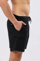 Short de baño cargo color negro, de diseño liso con bolsillos laterales y bolsillos utilitarios con solapa y botón en las piernas. Cuenta con cintura elástica ajustable mediante cordón.