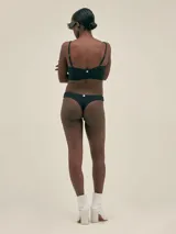 Top de bikini negro cruzado, confeccionado en tela velvet apta para el agua, con escote en V y breteles regulables.