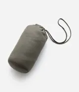 Campera puffer color verde oliva, con cuello alto y cierre frontal.