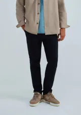 Pantalón de vestir color verde oscuro, de corte slim, con bolsillos laterales y traseros. Se ajusta a la cintura con botón y cierre.