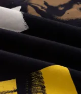 Remera negra de algodón con cuello redondo, manga corta y calce relaxed. Presenta una gran estampa en la espalda con la palabra "NAS" en rojo, la imagen del rapero y gráficos alegóricos de Nueva York.