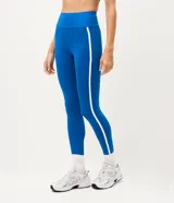 Pantalón legging deportivo Get Over de color azul, confeccionado en microfibra con cintura alta y ancha, recortes anatómicos y bies contrastante blanco a los lados.