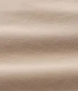 Campera de sarga color beige con cuello inglés, cierre frontal de cremallera, mangas largas y bolsillos laterales. Diseño minimalista y versátil con forro interior.