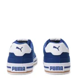 Championes urbanos Puma modelo Court Classic Vulc, color blanco con detalles en negro. Presentan diseño de caña baja, suela de plataforma vulcanizada con líneas negras decorativas y el logo de la marca en el lateral y la lengüeta.
