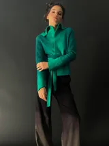 Chaqueta roja de lana merino afieltrada con teñido degradé. Tiene cuello grande y lazos para atar en la cintura.