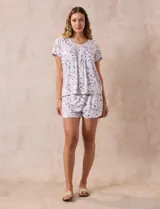 Conjunto de pijama marca René Rofé, compuesto por short y remera de tejido soft estampado. La remera tiene escote redondo con aplique de puntilla y detalle plisado. El short tiene cintura elastizada.