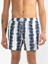 Short de baño blanco con estampado de rayas verticales con flores azules, cintura elástica con cordón ajustable, bolsillos laterales y trasero con cierre, suspensor de malla fina hipoalergénico.