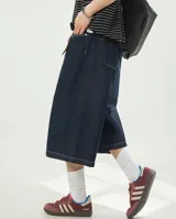 Bermuda baggy 3/4 de denim azul raw, con cintura semi-elástica en la parte trasera, cierre frontal con botón y bolsillos.