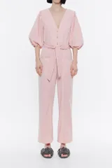 Mono largo color rosa de algodón, estilo cargo, largo tobillero, escote pico pronunciado, manga corta con volumen, elástico interior en puños y cierre con cremallera metálica frontal.