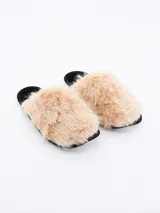 Pantuflas beige con base negra y forro de piel sintética.