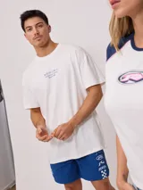 Short de baño negro con estampado de logos de la marca en blanco y una franja lateral con diseño de damero.