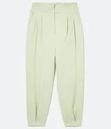 Pantalón color verde claro, de corte clochard, con cintura alta, pliegues frontales y bolsillos laterales.
