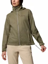 Campera cortaviento Columbia modelo Switchback IV Jacket con tecnología Omni-Shield, color verde militar, con capucha ajustable, cierre frontal y bolsillos laterales con cierre.