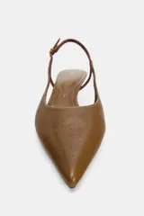Zapato destalonado de piel en color marrón, con diseño de punta fina y tacón kitten. Incluye una tira trasera ajustable con hebilla metálica dorada.