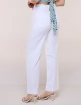 Jean wide leg de tiro alto marca Dictionary, color negro, con pretina con pasadores, botón, cierre y bolsillos delanteros y traseros.