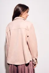 Camisa color marrón de gamuza sintética, de corte recto, con cuello clásico, cierre frontal con botones y mangas largas.