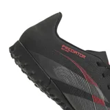 Championes de fútbol Adidas Predator Club TF, color negro con detalles en gris y rojo.