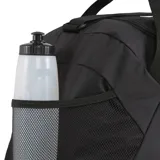 Bolso deportivo Puma negro con logo y detalles en blanco. Cuenta con doble asa de mano, correa ajustable para el hombro, bolsillo lateral de malla y compartimento principal con cierre.