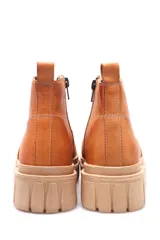 Bota de cuero color marrón con plataforma, cierre con elástico y suela track.