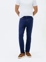Pantalón de jean corte skinny en color azul oscuro, con diseño clásico de cinco bolsillos, cierre de cremallera y botón metálico.