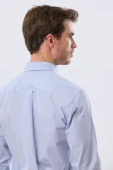 Camisa de manga larga con estampado de cuadros pequeños, cuello abotonado, cierre frontal con botones y un bolsillo en el pecho con detalle bordado.