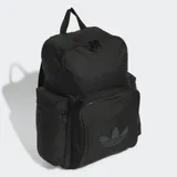 Mochila negra Adidas Adicolor de 23 litros, con logo del trifolio estampado en el frente, compartimento principal amplio, bolsillo frontal y dos bolsillos laterales con cierre.