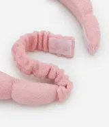 Tiara de toalla rosada con diseño acolchado.