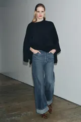 Capa de punto color marrón, con cuello redondo y diseño holgado de caída fluida.