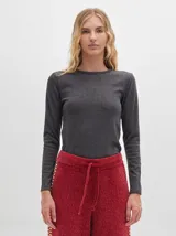 Camiseta de manga larga con cuello redondo, confeccionada en tejido acanalado con ajuste al cuerpo y diseño tipo crop.