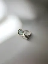 Anillo de plata 950 con diseño orgánico y expansivo, engastado con un topacio facetado.