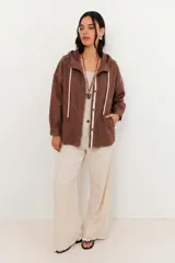 Chaqueta marrón con capucha y cierre frontal con botones.
