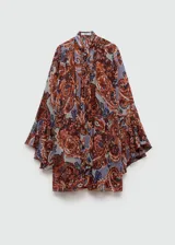 Vestido corto con estampado paisley en tonos marrón, naranja, celeste y lila. Tiene cuello redondo con lazo, mangas largas acampanadas, forro interior y cinturón desmontable.
