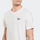 Remera blanca de manga corta con cuello redondo y un pequeño logo de Reebok bordado en el pecho.