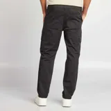 Pantalón cargo de corte recto en color negro, con bolsillos laterales tipo cargo y cierre frontal con botón y cremallera.
