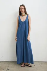 Vestido largo a rayas verdes y blancas, con escote redondo, sin mangas y aberturas laterales.
