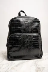 Mochila negra con textura símil cuero de cocodrilo, con dos compartimentos principales con cierre y asa de mano en la parte superior.