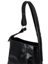 Cartera negra charol de cuero con correa regulable, abertura central con herraje metálico y división interna con cierre.