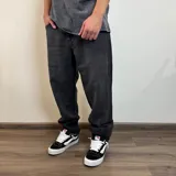 Jean mom oversize color negro gastado, con corte holgado y tiro alto.