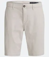 Bermuda masculina de sarga color rosa, corte slim, con bolsillos laterales y cierre con botón y cremallera.