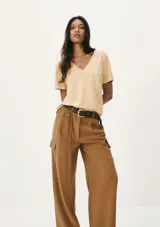 Camiseta de manga corta con cuello en V, color gris azulado, con efecto ligeramente desgastado.